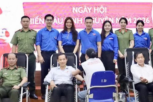Hàng trăm người hiến máu, gửi 'món quà' đặc biệt trước Trung Thu
