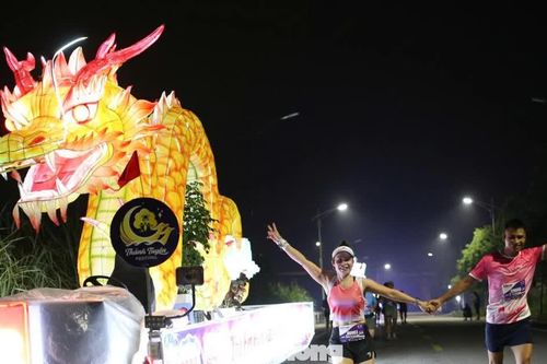 Gần 3.000 runner chạy giữa những đèn lồng Trung Thu khổng lồ