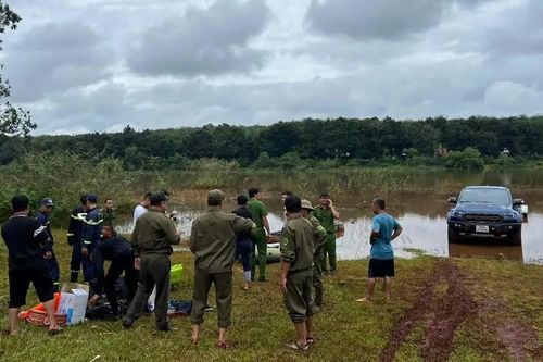 Tìm kiếm người đi ô tô nghi bị nước cuốn ở Bình Long, TP Đồng Nai