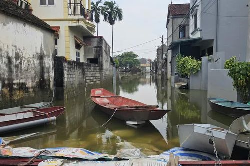 Hà Nội: Trời nắng nhưng nhiều khu dân cư ven sông Bùi vẫn ngập sâu