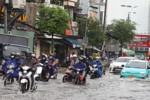Mưa lớn, nhiều tuyến đường TPHCM ngập nặng
