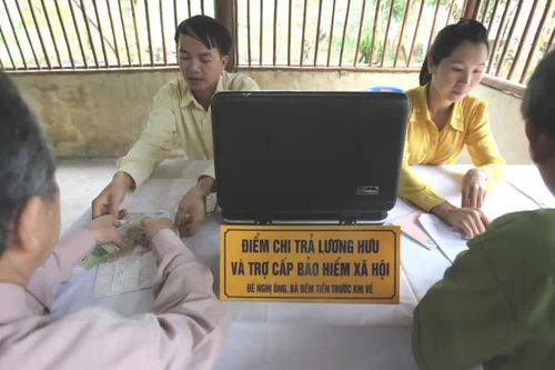 Có trường hợp nhân viên chi trả lương hưu, trợ cấp BHXH ký nhận thay người hưởng