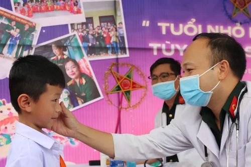 Đà Nẵng: Tặng quà và khám bệnh cho học sinh các trường dân tộc nội trú