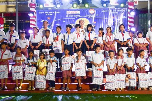 Mang mùa trăng ấm áp đến với học sinh khó khăn ở Cần Thơ