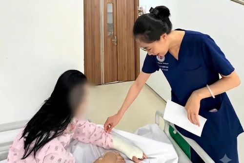 Trượt chân ngã từ ban công tầng 2, bé gái 11 tuổi đa chấn thương