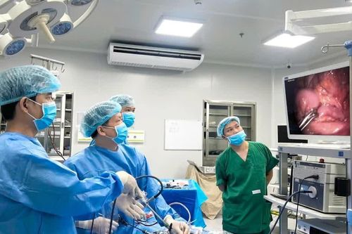 Trẻ 12 tuổi đau bụng, sốt cao, phát hiện túi thừa Meckel bị thủng