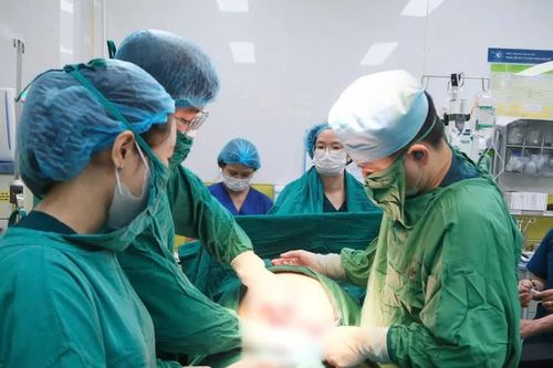 Cứu hai mẹ con sản phụ nặng 130 kg, tiền sản giật ở tuần thai 37