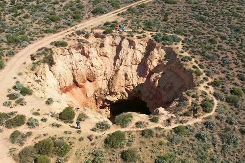 Khám phá thế giới hang động khổng lồ dưới vùng đồng bằng Australia