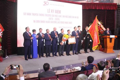 Trường ĐH Luật, ĐH Quốc gia Hà Nội đón nhận Huân chương Lao động hạng Nhất