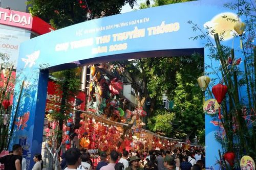 Tấp nập 'Chợ Trung thu truyền thống 2026' ở phố Hàng Mã
