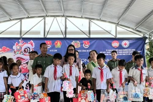 Công an tỉnh An Giang mang Trung thu đến với học sinh Khmer khó khăn