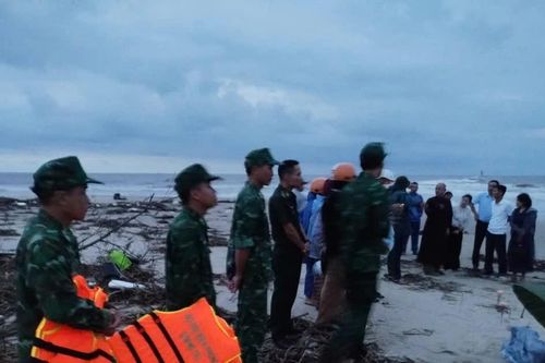 5 học sinh ở Quảng Trị bị sóng biển cuốn, một em tử vong