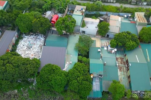 Nhà xưởng san sát áp sát bao vây sông Nhuệ