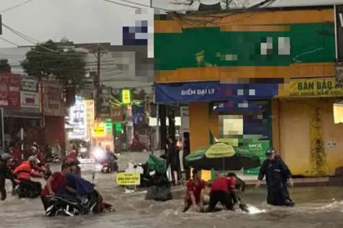Mưa lớn, nước cuồn cuộn nhấn chìm nhiều tuyến đường ở Đồng Nai
