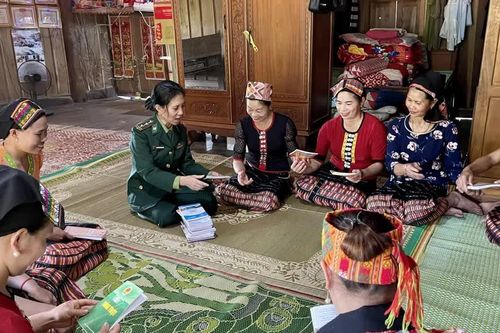 Gieo sinh kế, vun niềm tin nơi phên dậu