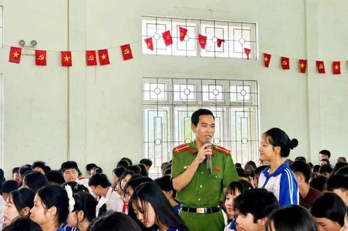 Thượng úy Công an mặc sắc phục đứng lớp, dạy học miễn phí