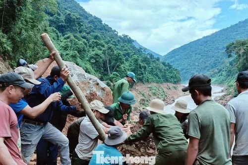 Bản vùng biên chung sức mở đường sau mưa lũ
