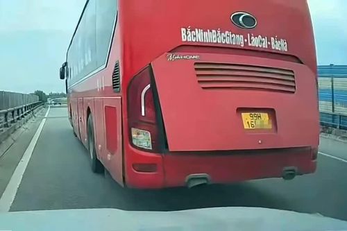 Xử phạt tài xế xe khách chuyển làn không bảo đảm khoảng cách trên cao tốc