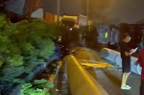 Nguyên nhân vụ lật xe chở cọc bê tông trên quốc lộ 5