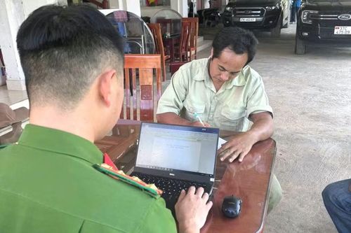 Đối tượng đâm chết em trai ra đầu thú sau 1 tháng trốn trong rừng