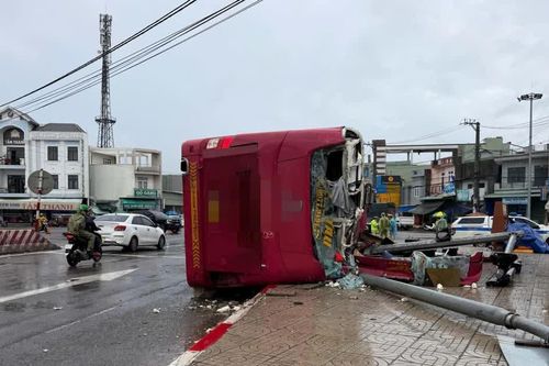 Hiện trường xe khách giường nằm lật sau va chạm