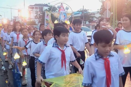 Lồng đèn thắp sáng ước mơ tới hàng trăm thiếu nhi Vĩnh Long
