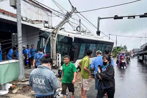 Xe đưa rước công nhân gây tai nạn liên hoàn ở Tây Ninh