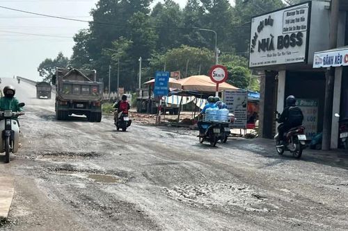 Đường dân sinh sát nách cao tốc Biên Hòa - Vũng Tàu bị 'băm nát'