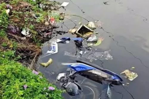 Phát hiện xe máy nằm dưới ao nước ở Hà Nội