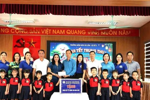 Than Hà Lầm thăm hỏi, tặng quà các cháu có hoàn cảnh đặc biệt dịp Tết Trung thu