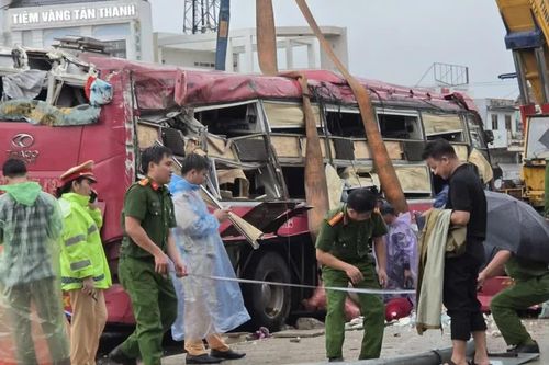 Nạn nhân vụ va chạm khiến xe khách lật ngang xuống đường đã tử vong