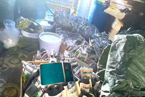 Sản xuất lượng lớn thuốc bảo vệ thực vật giả từ hàng hết hạn