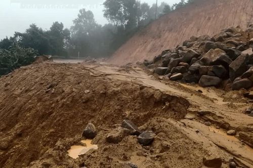 Sạt lở đèo Gia Bắc, tạm thời không cho phương tiện qua lại