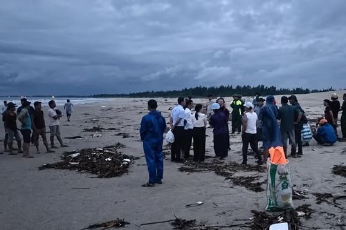 Tắm biển giữa trời mưa, năm học sinh bị sóng cuốn ra xa bờ