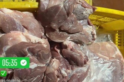 Vụ bữa ăn bán trú 'toàn tóp mỡ', trường lí giải thế nào?