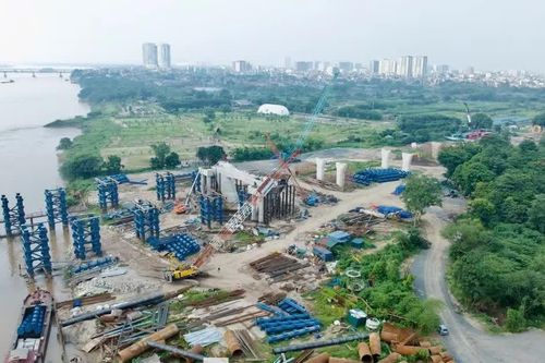 Tạm đóng đường đê Long Biên - Xuân Quan vào ban đêm để thi công cầu Trần Hưng Đạo