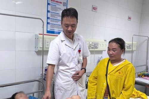 Cắt 1 m ruột non, cứu sống bệnh nhi Lào nguy kịch
