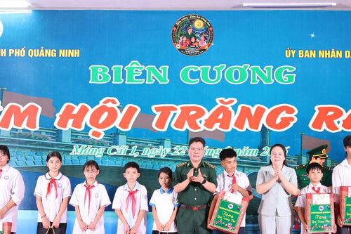 Lung linh đêm hội trăng rằm nơi địa đầu Tổ quốc