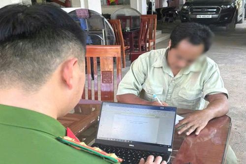 Ra đầu thú sau một tháng lẩn trốn trong rừng