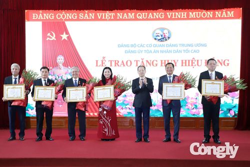 Trao tặng Huy hiệu 30, 35 năm tuổi Đảng