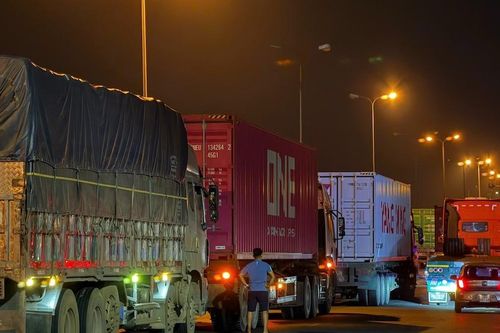 Xe chở trụ bê tông lật ngang cầu Phú Lương, quốc lộ 5 tê liệt