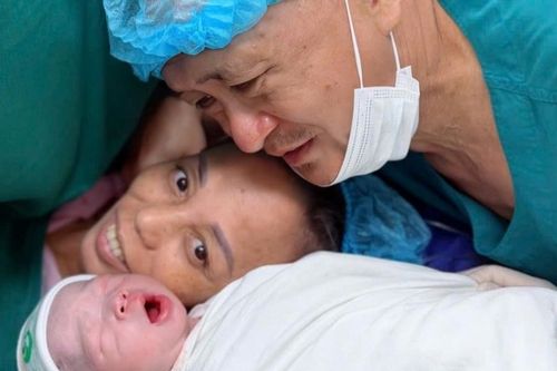 Cặp vợ chồng U60 đón con trai đầu lòng sau hành trình 8 lần làm IVF suốt 20 năm