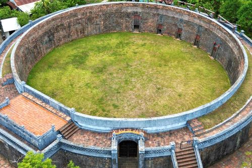 Cận cảnh 'đấu trường sinh tử' giữa voi và hổ gần 200 năm tuổi độc nhất Việt Nam