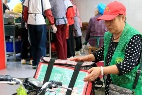 Người phụ nữ thu gom phế liệu đưa cơm cho 12 cụ già neo đơn suốt 3 năm