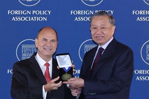 Tổng Bí thư, Chủ tịch nước nhận Huy chương của Hiệp hội Chính sách đối ngoại Mỹ