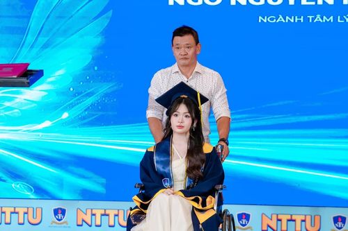 Hơn 2 thập kỷ làm 'đôi chân' cho con gái, ngày tốt nghiệp cha con cùng nhận bằng