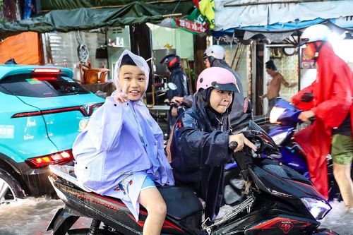 Hiệu trưởng TPHCM cho học sinh đi dép khi mưa, không trừ điểm rèn luyện