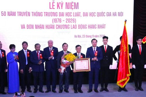 Trường ĐH Luật - ĐH Quốc gia Hà Nội nhận Huân chương Lao động hạng Nhất