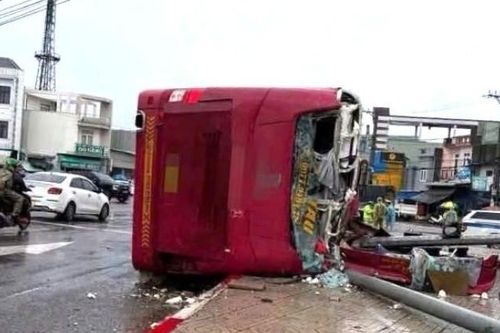 Xe khách tông liên hoàn rồi lật nghiêng, 2 người tử vong