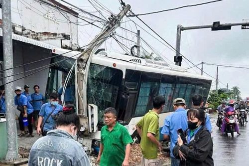 Ô tô chở 20 công nhân tông văng xe máy, lao lên vỉa hè đâm gãy trụ điện